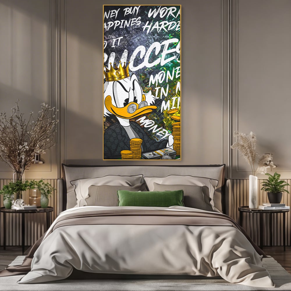 Tablou canvas cu tablou canvas cu rata stilizata si bani, in rama de aluminiu auriu, pe perete intr-un dormitor